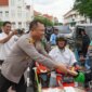 Kapolrestabes Surabaya Kombespol Luthfie Sulistiawan bagi 300 paket takjil
