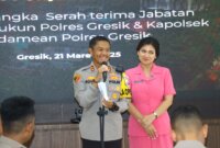 Kapolres Gresik AKBP Rovan didampingi Ny. Miranda Rovan