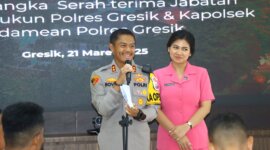 Kapolres Gresik AKBP Rovan didampingi Ny. Miranda Rovan