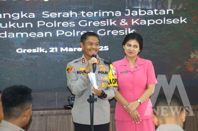 Kapolres Gresik AKBP Rovan didampingi Ny. Miranda Rovan