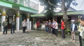 Polres Gresik dan Swa Army baksos DDI masjid Miftahul Jannah
