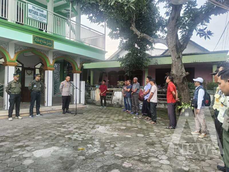 Polres Gresik dan Swa Army baksos DDI masjid Miftahul Jannah