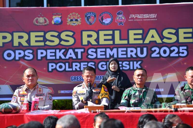 Kapolres Gresik AKBP Rovan saat konferensi pers