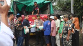 Kapolres Probolinggo Kota AKBP OKI Ahadian P saat bagi sembako