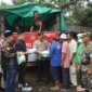 Kapolres Probolinggo Kota AKBP OKI Ahadian P saat bagi sembako