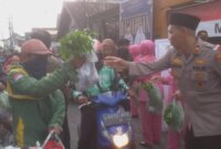 Kapolsek Cerme Iptu Andik Asworo bagikan sayur dan lauk ke pengendara
