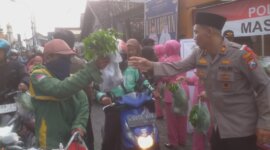 Kapolsek Cerme Iptu Andik Asworo bagikan sayur dan lauk ke pengendara