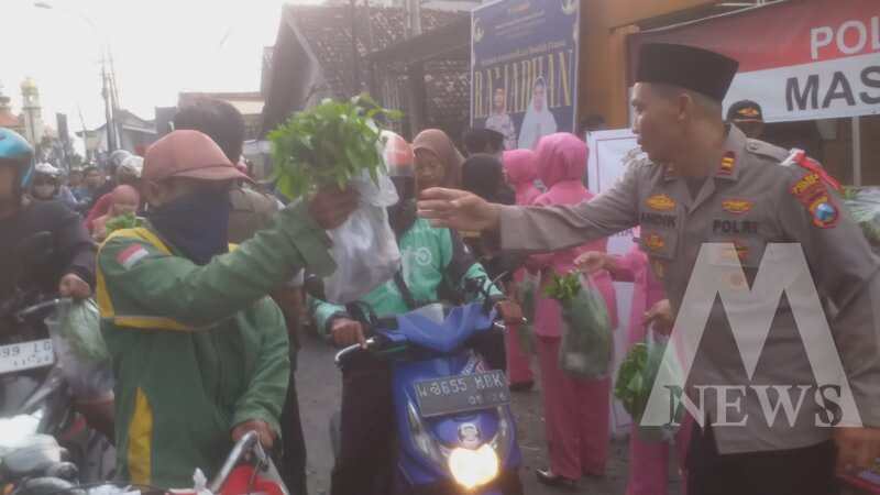 Kapolsek Cerme Iptu Andik Asworo bagikan sayur dan lauk ke pengendara