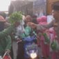 Kapolsek Cerme Iptu Andik Asworo bagikan sayur dan lauk ke pengendara