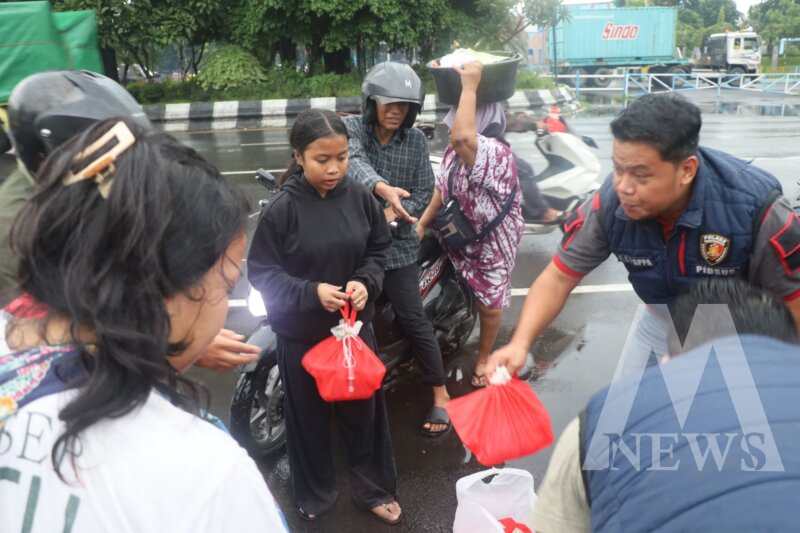Satreskrim Polres Pelabuhan Tanjung Perak bagi takjil