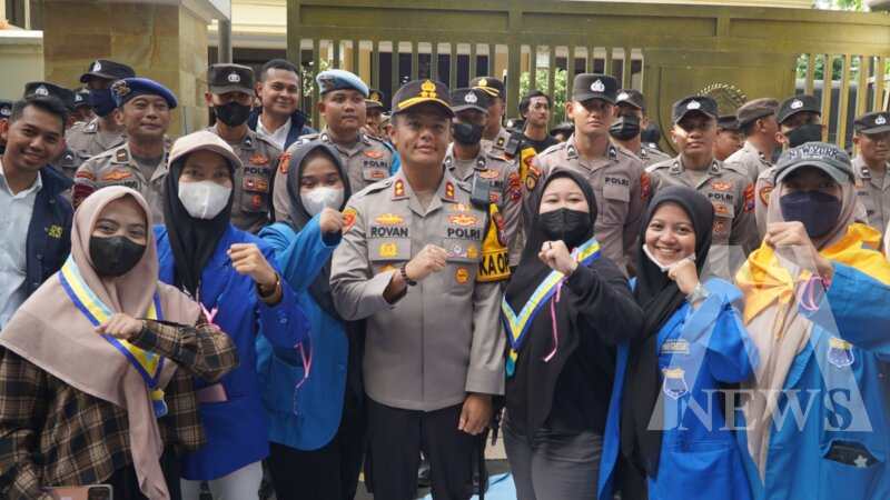 Kapolres Gresik AKBP Rovan bersama para aliansi mahasiswa Gresik