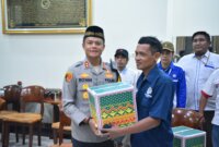 Kapolres Gresik AKBP Rovan berikan bingkisan saat buka puasa bersama