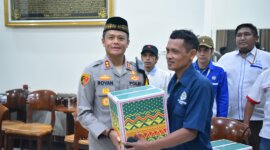 Kapolres Gresik AKBP Rovan berikan bingkisan saat buka puasa bersama