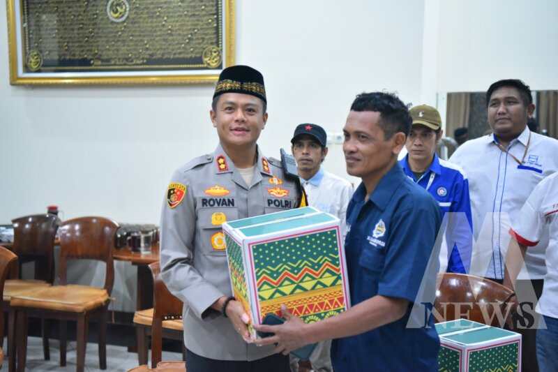 Kapolres Gresik AKBP Rovan berikan bingkisan saat buka puasa bersama