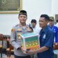 Kapolres Gresik AKBP Rovan berikan bingkisan saat buka puasa bersama