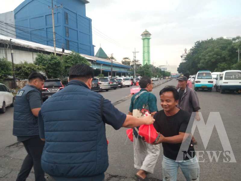 Satreskrim Polres Pelabuhan Tanjung Perak bagi takjil
