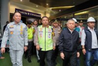 Kakorlantas Polri Irjen Pol Agus Suryonugroho didampingi Menhub Dudy cek Operasi Ketupat