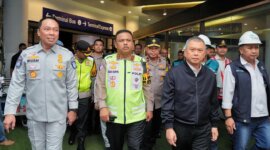 Kakorlantas Polri Irjen Pol Agus Suryonugroho didampingi Menhub Dudy cek Operasi Ketupat