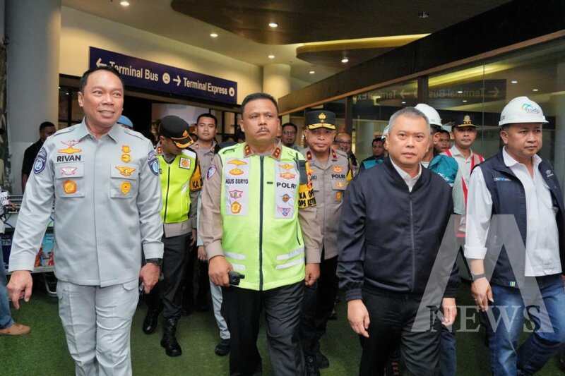 Kakorlantas Polri Irjen Pol Agus Suryonugroho didampingi Menhub Dudy cek Operasi Ketupat