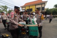Kapolres Bojonegoro AKBP Mario Prahatinto bagikan 1.104 paket Zakat Fitrah