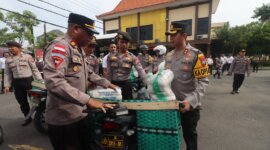 Kapolres Bojonegoro AKBP Mario Prahatinto bagikan 1.104 paket Zakat Fitrah
