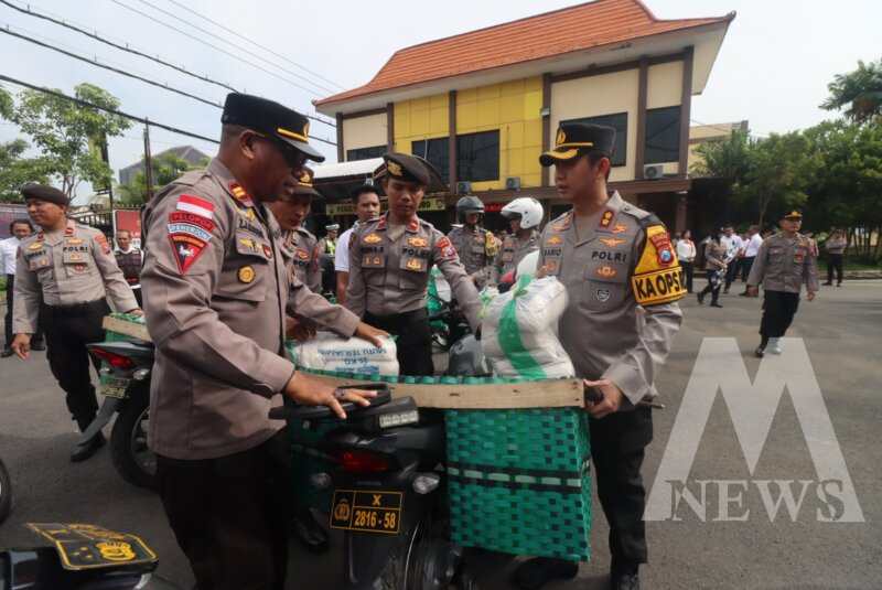 Kapolres Bojonegoro AKBP Mario Prahatinto bagikan 1.104 paket Zakat Fitrah