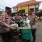 Kapolres Bojonegoro AKBP Mario Prahatinto bagikan 1.104 paket Zakat Fitrah