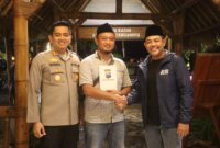Bupati Probolinggo Mohammad Haris bersama Kapolres Probolinggo AKBP Wisnu Wardana Apresiasi Aipda Andik Muhyeni
