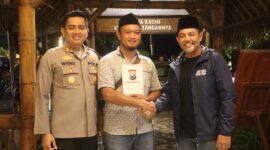 Bupati Probolinggo Mohammad Haris bersama Kapolres Probolinggo AKBP Wisnu Wardana Apresiasi Aipda Andik Muhyeni