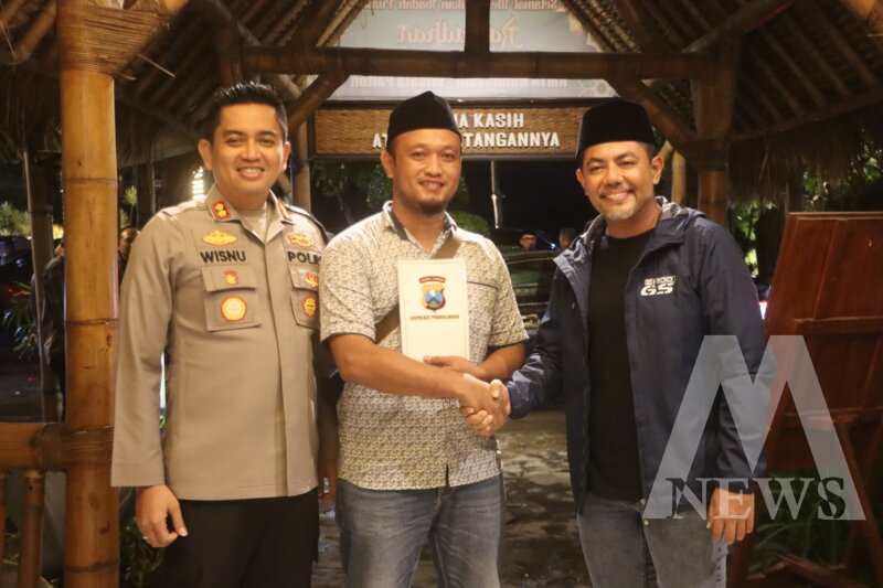 Bupati Probolinggo Mohammad Haris bersama Kapolres Probolinggo AKBP Wisnu Wardana Apresiasi Aipda Andik Muhyeni