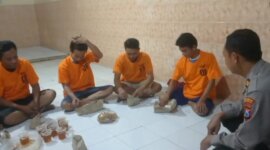 Polsek Krembangan buka bersama tahanan