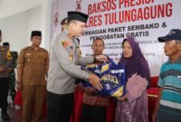 Kapolres Tulungagung AKBP Muhammad Taat Resdi saat berikan bingkisan