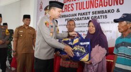 Kapolres Tulungagung AKBP Muhammad Taat Resdi saat berikan bingkisan