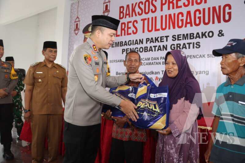 Kapolres Tulungagung AKBP Muhammad Taat Resdi saat berikan bingkisan