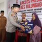 Kapolres Tulungagung AKBP Muhammad Taat Resdi saat berikan bingkisan