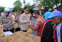 Kapolres Ngawi AKBP Dwi Sumrahadi Rakhmanto saat bagi takjil