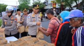 Kapolres Ngawi AKBP Dwi Sumrahadi Rakhmanto saat bagi takjil