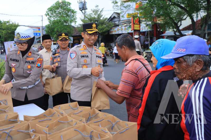 Kapolres Ngawi AKBP Dwi Sumrahadi Rakhmanto saat bagi takjil