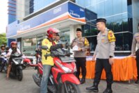 Kapolres Tulungagung AKBP Muhammad Taat Resdi bagikan takjil