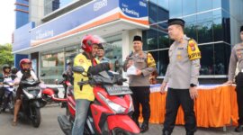 Kapolres Tulungagung AKBP Muhammad Taat Resdi bagikan takjil