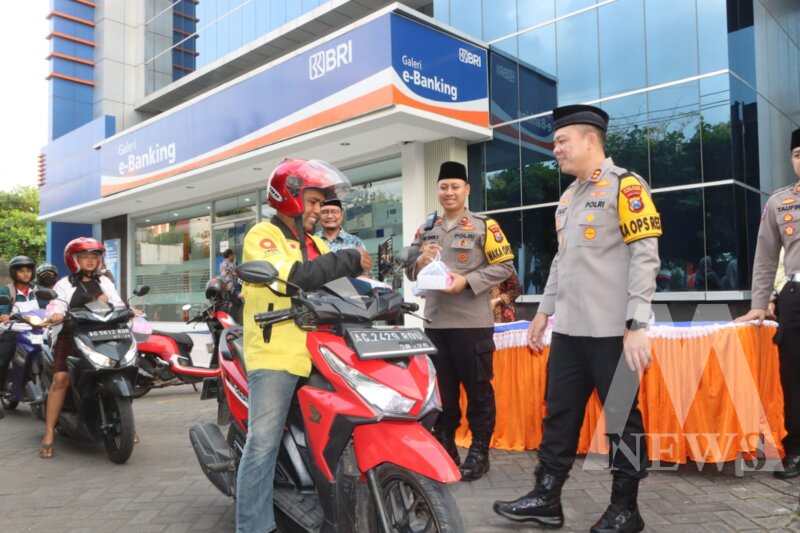 Kapolres Tulungagung AKBP Muhammad Taat Resdi bagikan takjil