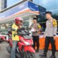 Kapolres Tulungagung AKBP Muhammad Taat Resdi bagikan takjil