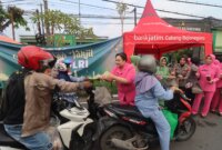 Ketua Bhayangkari Cabang Bojonegoro Ny. Nea Mario Prahatinto berbagi takjil