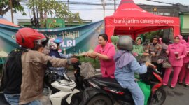 Ketua Bhayangkari Cabang Bojonegoro Ny. Nea Mario Prahatinto berbagi takjil
