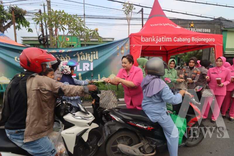 Ketua Bhayangkari Cabang Bojonegoro Ny. Nea Mario Prahatinto berbagi takjil
