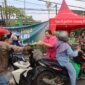 Ketua Bhayangkari Cabang Bojonegoro Ny. Nea Mario Prahatinto berbagi takjil