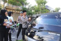 Kapolres Bojonegoro AKBP Mario Prahatinto berbagi takjil