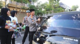 Kapolres Bojonegoro AKBP Mario Prahatinto berbagi takjil