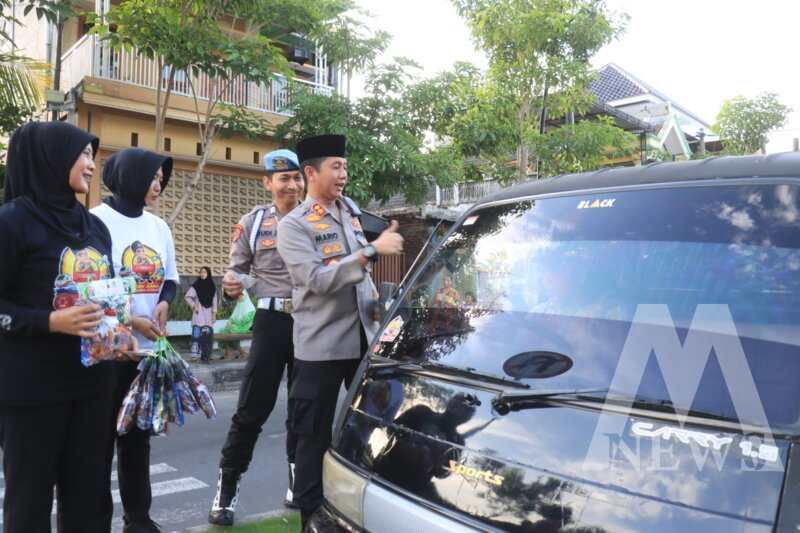 Kapolres Bojonegoro AKBP Mario Prahatinto berbagi takjil