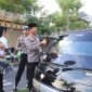 Kapolres Bojonegoro AKBP Mario Prahatinto berbagi takjil